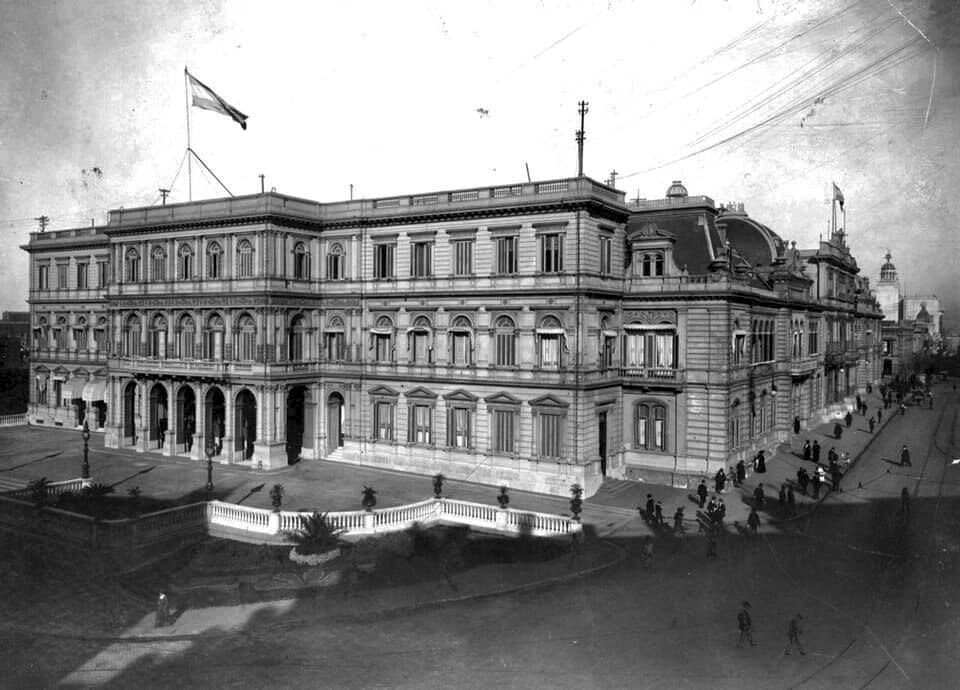 Black-and-white photograph of the Casa Rosada and Plaza de Mayo in Buenos Aires, 1916